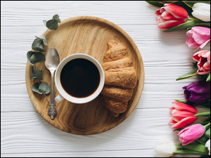 Tulipany i kawa na deskach