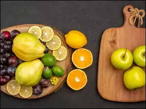 Gruszki z owocami na drewnie obok jabłek na desce