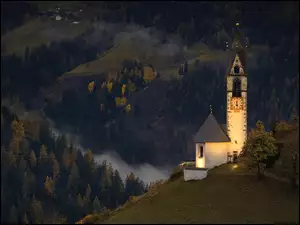 Oświetlony kościół św. Jakuba w Dolomitach