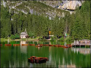 Drzewa, Łódki, Kościół, Lago di Braies, Góry, Włochy, Jezioro, Alpy, Jezioro Pragser Wildsee, Las