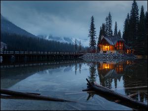 Oświetlony domek z pomostem nad jeziorem Emerald Lake