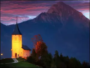 Oświetlony Kościół św Primusa i Felicjana we wsi Jamnik na Słowenii