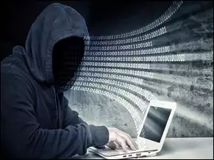 Zakapturzony Haker przy laptopie