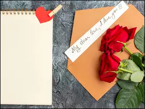 Notes położony obok listu i róż