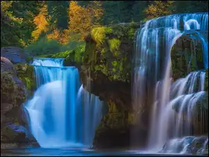 Wodospady na omszonej skale jesienią