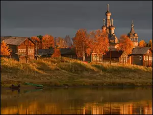Wieś, Chmury, Drzewa, Jesień, Cerkiew, Domy, Rzeka