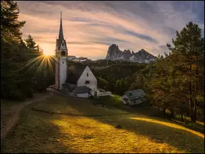 Kościół na wzgórzu w promieniach słońca