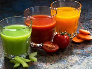 Zrobione soki warzywne na zdrowie do picia w szklankach