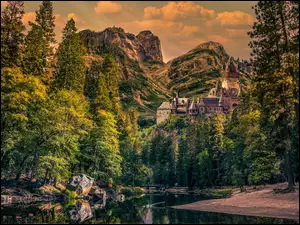 Zamek na skałach w górach nad rzeką