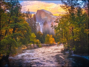 Half Dome, Merced River, Jesień, Drzewa, Góry, Kalifornia, Rzeka, Park Narodowy Yosemite, Las, Szczyt, Stany Zjednoczone