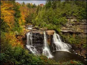 Wodospad w Parku Stanowym Blackwater Falls w amerykańskim stanie Wirginia