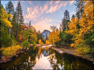Jesienny krajobrazParku Narodowego Yosemite