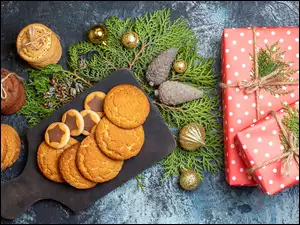 Ciasteczka i ozdoby świąteczne obok prezentów
