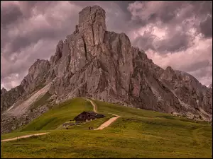 Włochy, Dolomity, Chmury, Droga, Domy, Przełęcz, Passo di Giau, Góry, Prowincja Belluno