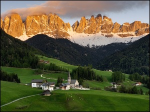 Włochy, Dolomity, Dolina Val di Funes, Domy, Mgła, Wieś, Santa Maddalena, Góry, Kościół