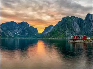 Góry, Norwegia, Kamienie, Zachód słońca, Lofoty, Domy, Chmury, Morze Norweskie
