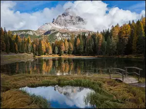 Jesień, Jezioro, Las, Drzewa, Prowincja Belluno, Masyw, Antorno Lake, Mostek, Chmury, Tre Cime di Lavaredo, Włochy, Dolomity, Góry