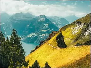 Widok na jezioro w szwajcarskich Alpach