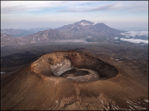 Gejzer z widokiem na wulkan Mutnovsky położony w południowej części półwyspu Kamczatka w Rosji