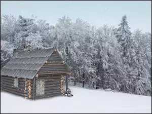 Bałwanek obok drewnianej chaty w śniegu pod ośnieżonym lasem