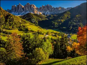 Jesień, Włochy, Dolina Val di Funes, Domy, Góry, Santa Maddalena, Drzewa, Dolomity