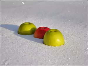 Trzy jabłka w śniegu