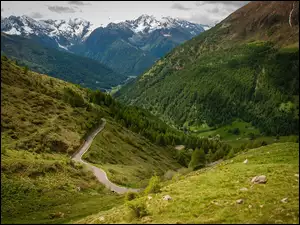 Droga na wzgórzach w górskiej dolinie