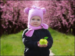 Dziewczynka trzymająca jabłko