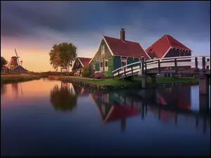Domy i pomost nad rzeką w Holandii