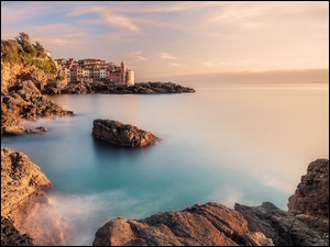 Tellaro na włoskim wybrzeżu Morza Liguryjskiego