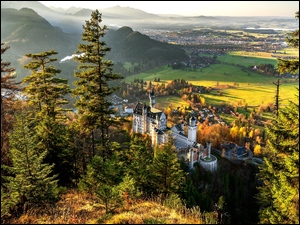 Widok ze wzgórza na zamek Neuschwanstein