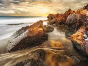 Skaliste wybrzeże Almerii o wschodzie słońca