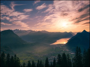 Chmury, Góry, Drzewa, Zachód słońca, Alpy Szwajcarskie, Domy, Szwajcaria, Jezioro Czterech Kantonów