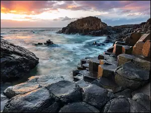 Grobla Olbrzyma, Morze, Chmury, Antrim, Skały, Formacja Giants Causeway, Irlandia Północna, Zachód słońca