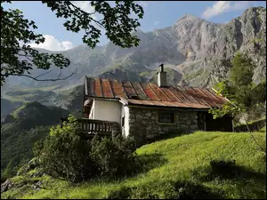 Domek alpejski pod górami z widokiem na dolinę
