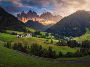 Chmury, Drzewa, Domy, Lasy, Wieś Santa Maddalena, Włochy, Góry, Dolina Val di Funes, Dolomity, Kościół