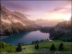 Alpy Berneńskie, Jezioro Oeschinen, Szwajcaria, Góry, Chmury, Promienie słońca, Drzewa