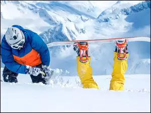 Mężczyzni uprawiający Snowboarding