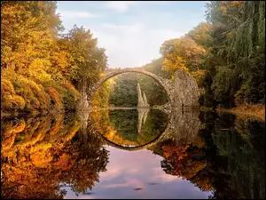 Drzewa, Saksonia, Jesień, Most Diabła, Jezioro Rakotz, Park Rododendronów Kromlau, Kamienny, Niemcy, Most łukowy