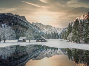 Domki na tle Alp Julijskich odbitych w jeziorze