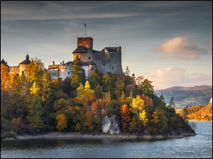 Zamek Dunajec nad zbiornikiem Czorsztyńskim