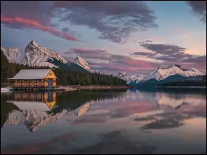 Chmury, Drzewa, Lasy, Góry, Park Narodowy Jasper, Kanada, Jezioro, Prowincja Alberta, Maligne Lake, Przystań