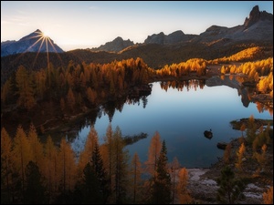 Alpy, Góry, Jezioro, Drzewa, Promienie słońca, Jesień