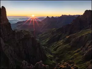 Góry Smocze w Afryce Południowej o wschodzie słońca