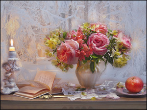Alstremerie i róże w bukiecie obok książki i figurki