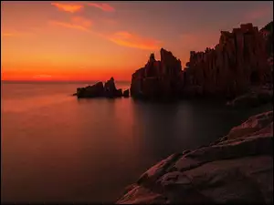 Nadmorskie skały o zachodzie słońca