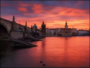 Wschód słońca w Pradze nad Wełtawą