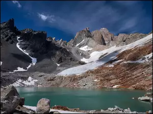Jezioro wśród gór we wsi El Chalten