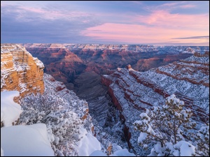 Ośnieżone skały w kanionie Grand Canyon