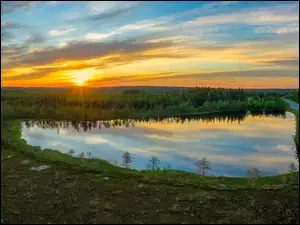 Zachód słońca nad jeziorem w gminie Kuusamo w Finlandii